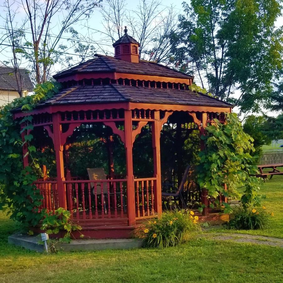 Lake Erie Lodge Bagian luar foto